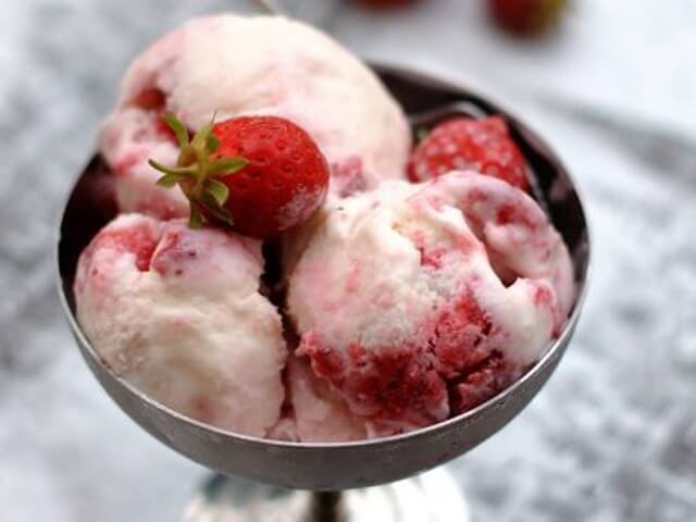 Mascarpone Ice Cream with Strawberries Photo 1 Mascarpone Ice Cream with Strawberries Photo 1
