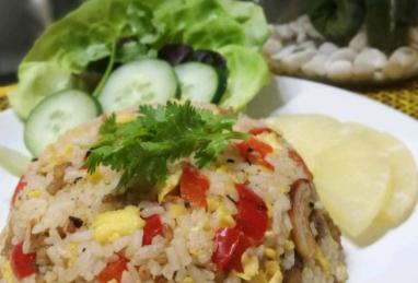 Thai Fried Rice with Pineapple and Chicken Photo 1