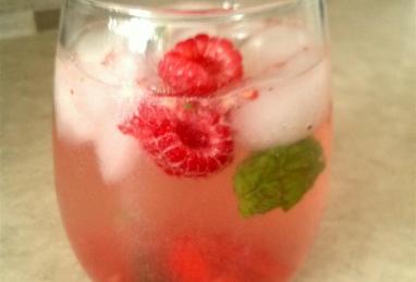 Fresh Raspberry Mojito Photo 1