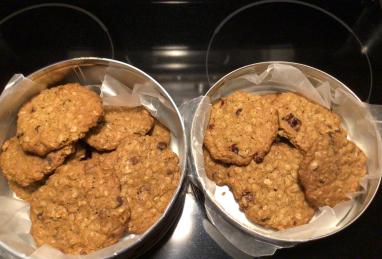 Thin and Crispy Oatmeal Raisin Cookies Photo 1