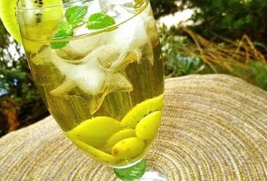 White Sangria with Kiwi Photo 1