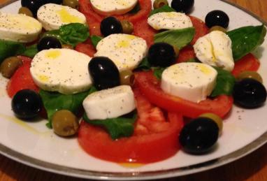 Simple Caprese Salad Photo 1