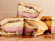 Real N'awlins Muffuletta Photo 9