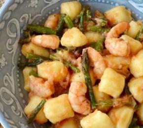 Potato Gnocchi with Asparagus and Shrimps Photo