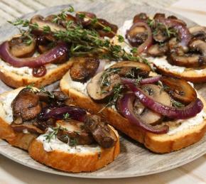 Mushroom Crostini with Herbed Goat Cheese Photo