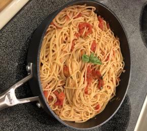 Tomato and Garlic Pasta Photo