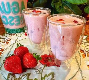 Agua Fresca de Fresas con Crema (Strawberries and Cream) Photo