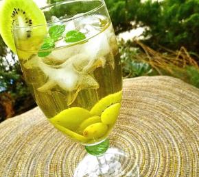 White Sangria with Kiwi Photo